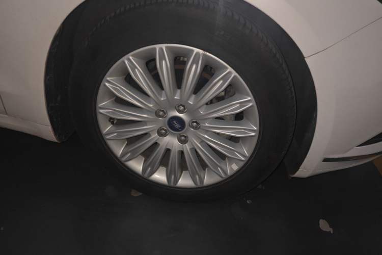Used Ford Mondeo 2013 2.0L GTDi 200 Fashion Edition Right Front Wheel Hub