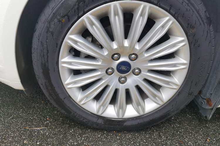 Used Ford Mondeo 2013 2.0L GTDi 200 Luxury Model Right Front Wheel Hub