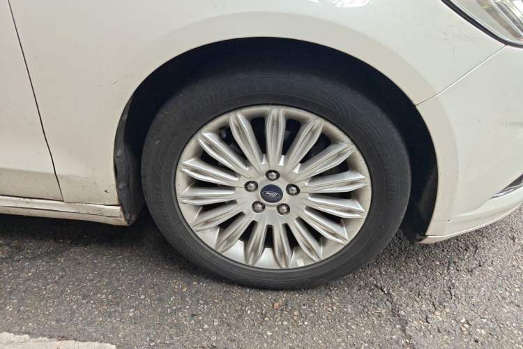 Used Ford Mondeo 2013 2.0L GTDi 200 Luxury Model Right Front Wheel Hub