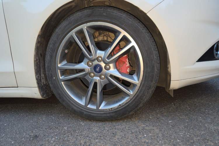 Used Ford Mondeo 2013 2.0L GTDi240 Luxury Sport Model Right Front Wheel Hub