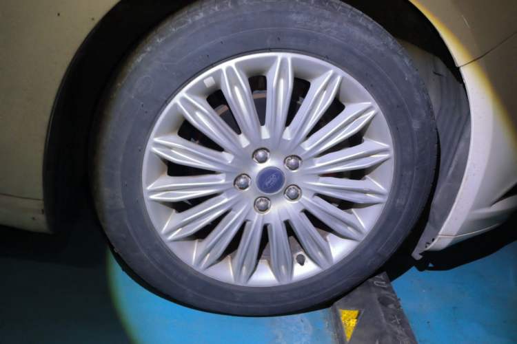 Used Ford Mondeo 2013 2.0L GTDi 200 Luxury Model Right Front Wheel Hub