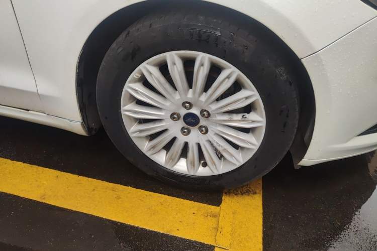 Used Ford Mondeo 2013 2.0L GTDi 200 Fashion Edition Right Front Wheel Hub