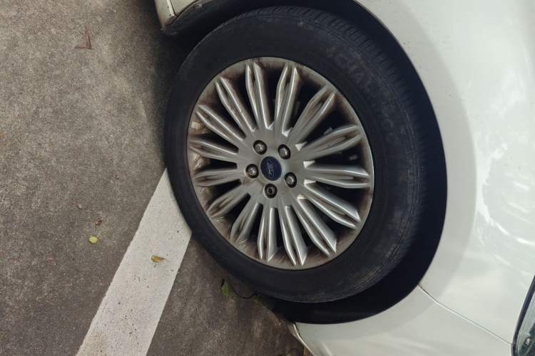 Used Ford Mondeo 2013 2.0L GTDi 200 Luxury Model Right Front Wheel Hub