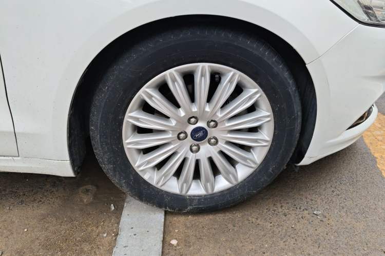 Used Ford Mondeo 2013 2.0L GTDi 200 Fashion Edition Right Front Wheel Hub