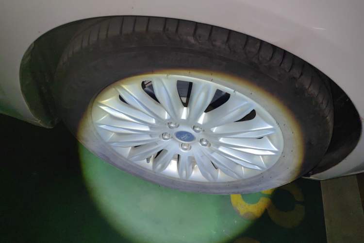 Used Ford Mondeo 2013 2.0L GTDi 200 Fashion Edition Right Front Wheel Hub