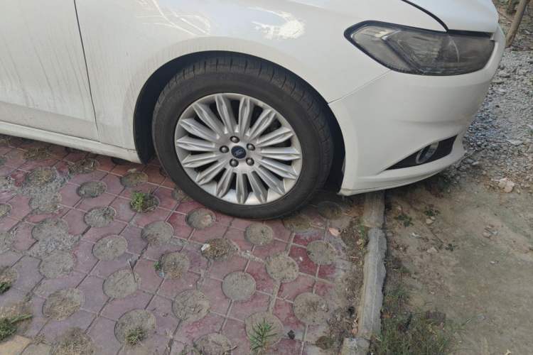 Used Ford Mondeo 2013 2.0L GTDi 200 Luxury Model Right Front Wheel Hub
