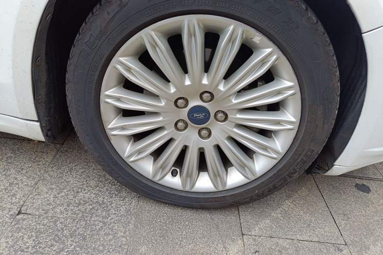 Used Ford Mondeo 2013 2.0L GTDi 200 Luxury Model Right Front Wheel Hub