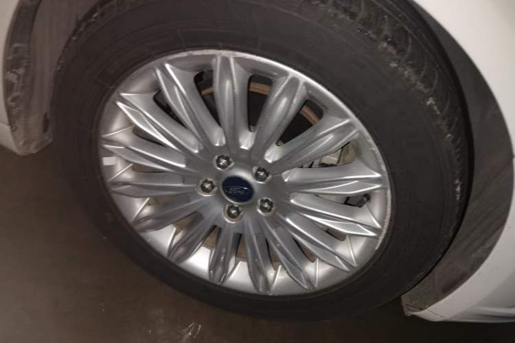 Used Ford Mondeo 2013 2.0L GTDi 200 Luxury Model Right Front Wheel Hub
