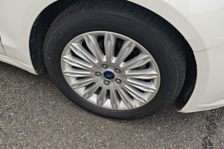 Used Ford Mondeo 2013 2.0L GTDi 200 Fashion Edition Right Front Wheel Hub