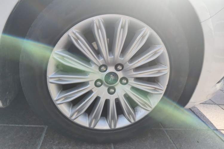 Used Ford Mondeo 2013 2.0L GTDi 200 Luxury Model Right Front Wheel Hub