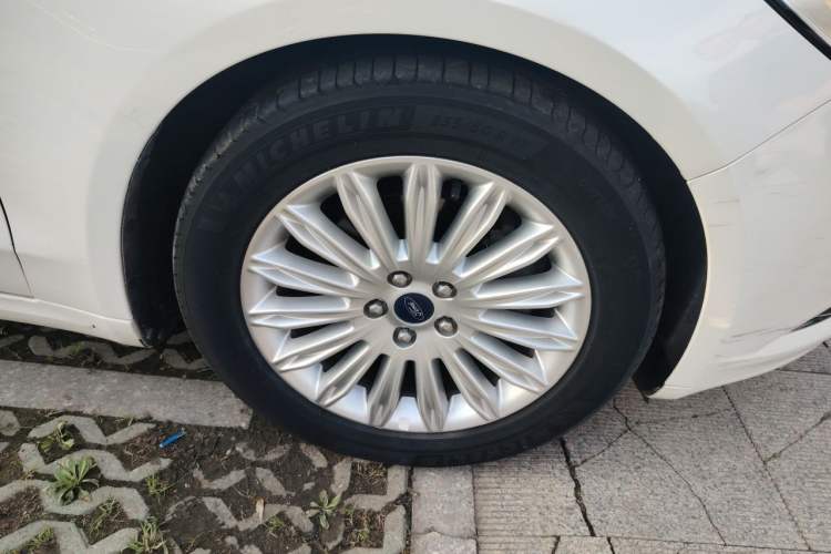 Used Ford Mondeo 2013 2.0L GTDi 200 Fashion Edition Right Front Wheel Hub