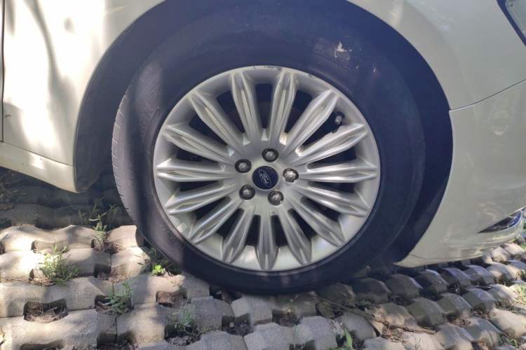 Used Ford Mondeo 2013 2.0L GTDi 200 Fashion Edition Right Front Wheel Hub