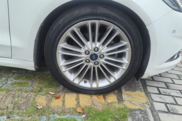 Used Ford Mondeo 2013 2.0L GTDi240 Flagship Edition Right Front Wheel Hub