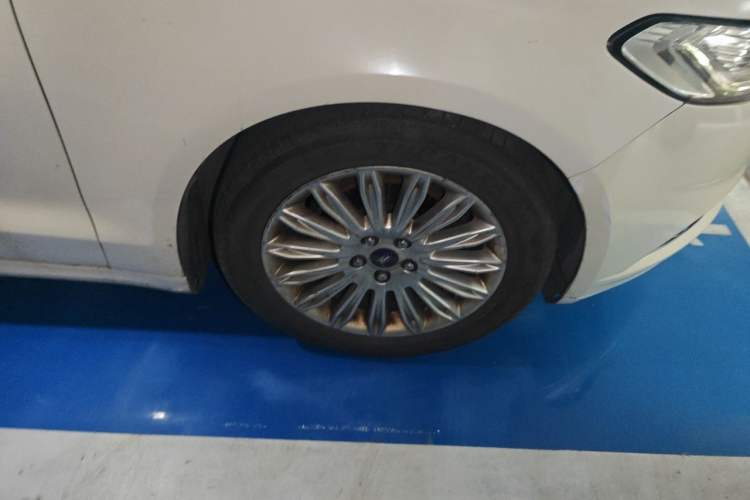 Used Ford Mondeo 2013 2.0L GTDi 200 Luxury Model Right Front Wheel Hub