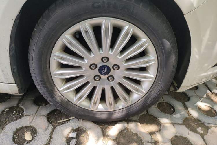 Used Ford Mondeo 2013 2.0L GTDi 200 Fashion Edition Right Front Wheel Hub