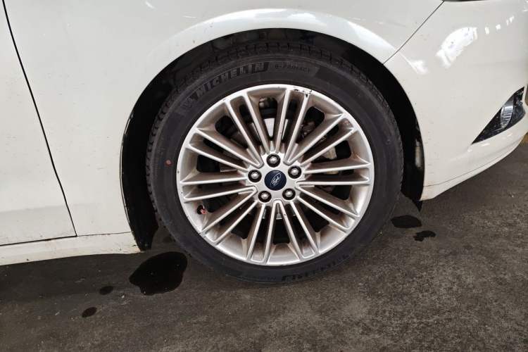 Used Ford Mondeo 2013 2.0L GTDi240 Ultimate Edition Right Front Wheel Hub