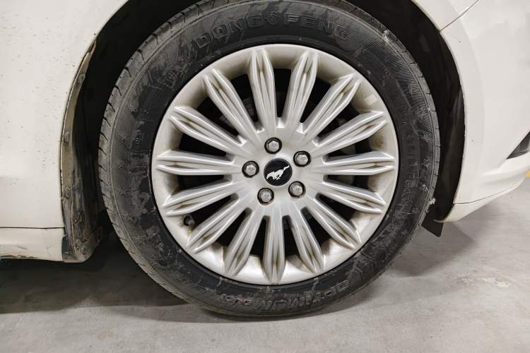Used Ford Mondeo 2013 2.0L GTDi 200 Luxury Model Right Front Wheel Hub