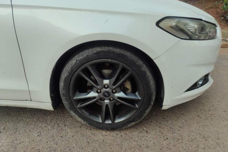 Used Ford Mondeo 2013 2.0L GTDi240 Luxury Sport Model Right Front Wheel Hub