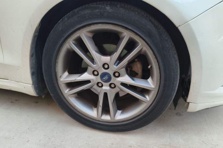 Used Ford Mondeo 2013 2.0L GTDi 200 Luxury Model Right Front Wheel Hub