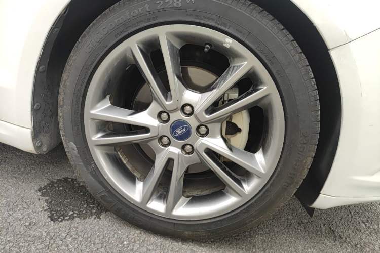 Used Ford Mondeo 2013 2.0L GTDi240 Luxury Sport Model Right Front Wheel Hub