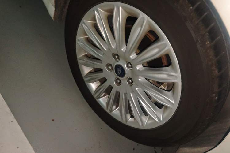 Used Ford Mondeo 2013 2.0L GTDi 200 Fashion Edition Right Front Wheel Hub