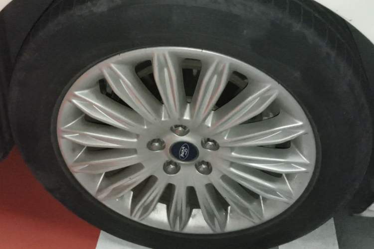 Used Ford Mondeo 2013 2.0L GTDi 200 Luxury Model Right Front Wheel Hub