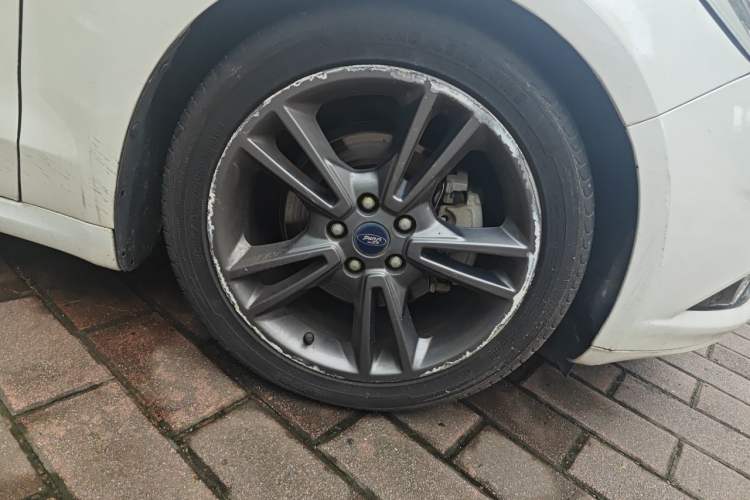 Used Ford Mondeo 2013 2.0L GTDi240 Ultimate Edition Right Front Wheel Hub