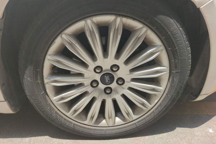 Used Ford Mondeo 2013 2.0L GTDi 200 Fashion Edition Right Front Wheel Hub