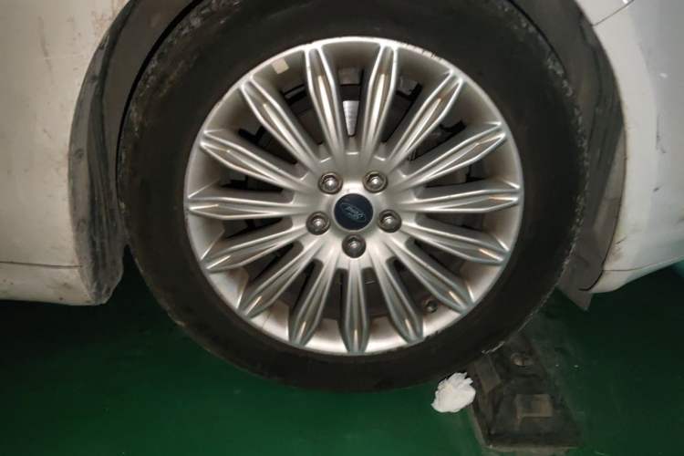 Used Ford Mondeo 2013 2.0L GTDi 200 Fashion Edition Right Front Wheel Hub