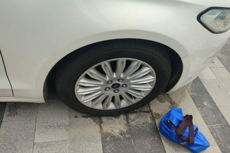 Used Ford Mondeo 2013 2.0L GTDi 200 Fashion Edition Right Front Wheel Hub