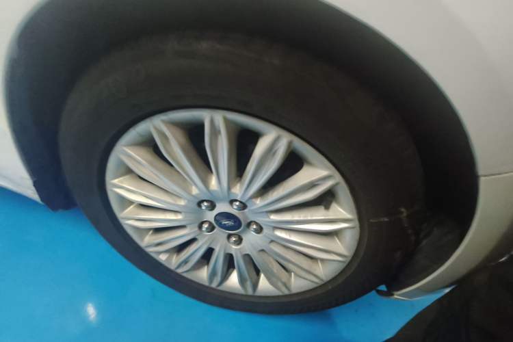 Used Ford Mondeo 2013 2.0L GTDi 200 Fashion Edition Right Front Wheel Hub