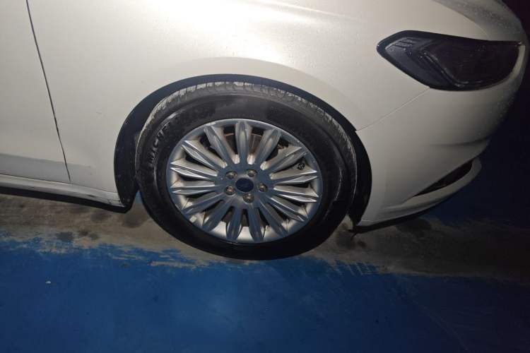 Used Ford Mondeo 2013 2.0L GTDi 200 Luxury Model Right Front Wheel Hub