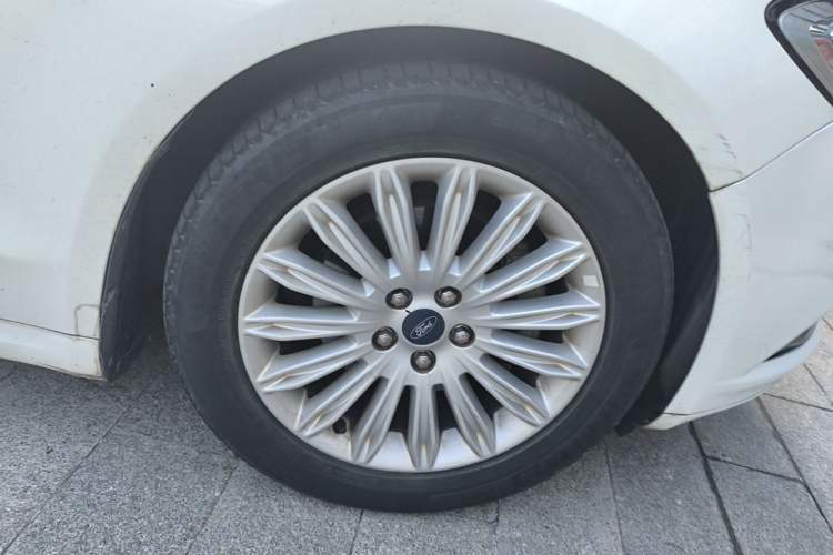 Used Ford Mondeo 2013 2.0L GTDi 200 Luxury Model Right Front Wheel Hub