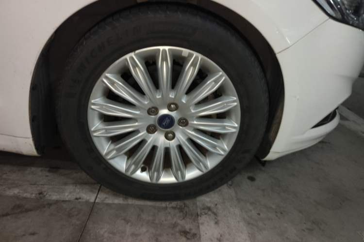 Used Ford Mondeo 2013 2.0L GTDi 200 Luxury Model Right Front Wheel Hub