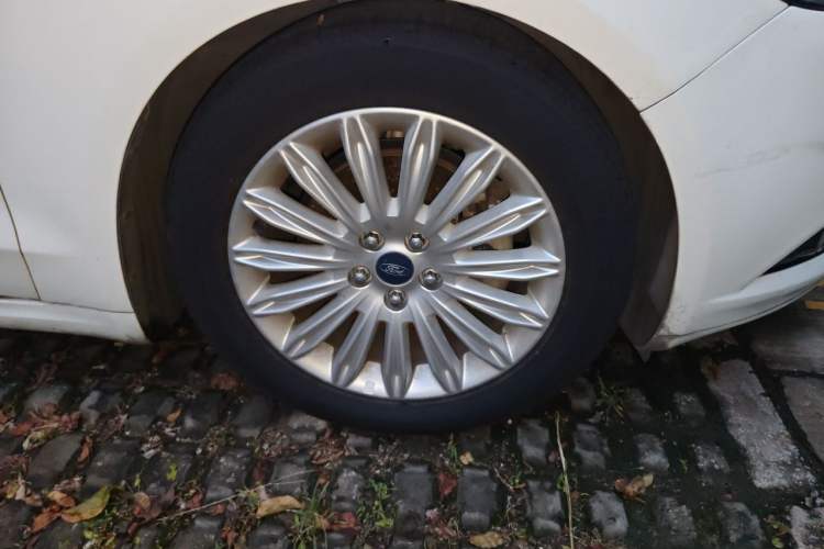Used Ford Mondeo 2013 2.0L GTDi 200 Fashion Edition Right Front Wheel Hub