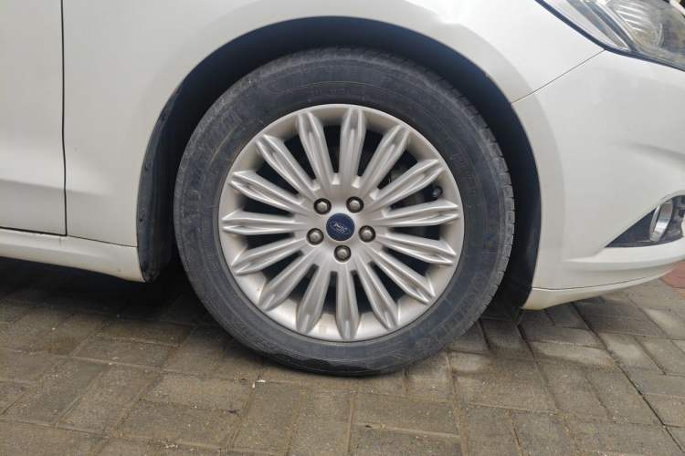 Used Ford Mondeo 2013 2.0L GTDi 200 Luxury Model Right Front Wheel Hub