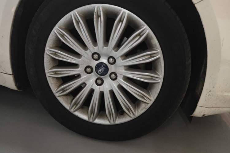Used Ford Mondeo 2013 2.0L GTDi 200 Fashion Edition Right Front Wheel Hub