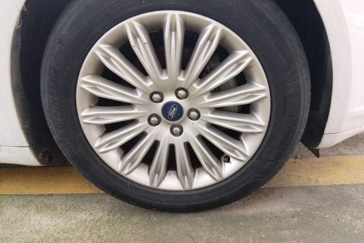 Used Ford Mondeo 2013 2.0L GTDi 200 Fashion Edition Right Front Wheel Hub