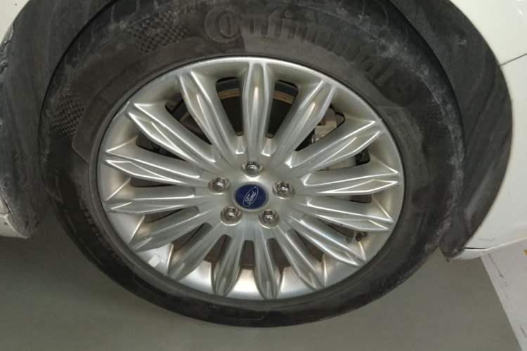 Used Ford Mondeo 2013 2.0L GTDi 200 Luxury Model Right Front Wheel Hub