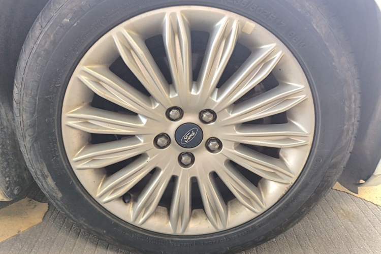 Used Ford Mondeo 2013 2.0L GTDi 200 Luxury Model Right Front Wheel Hub