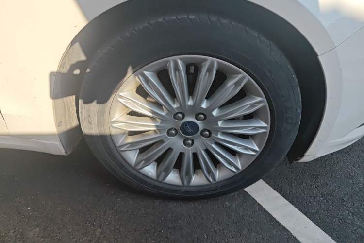 Used Ford Mondeo 2013 2.0L GTDi 200 Fashion Edition Right Front Wheel Hub