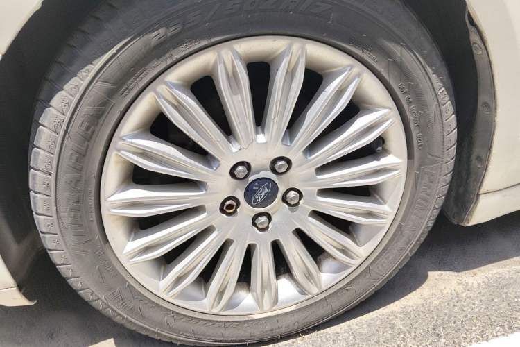Used Ford Mondeo 2013 2.0L GTDi 200 Luxury Model Right Front Wheel Hub