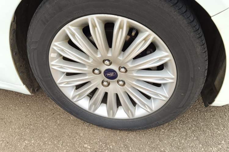 Used Ford Mondeo 2013 2.0L GTDi 200 Luxury Model Right Front Wheel Hub