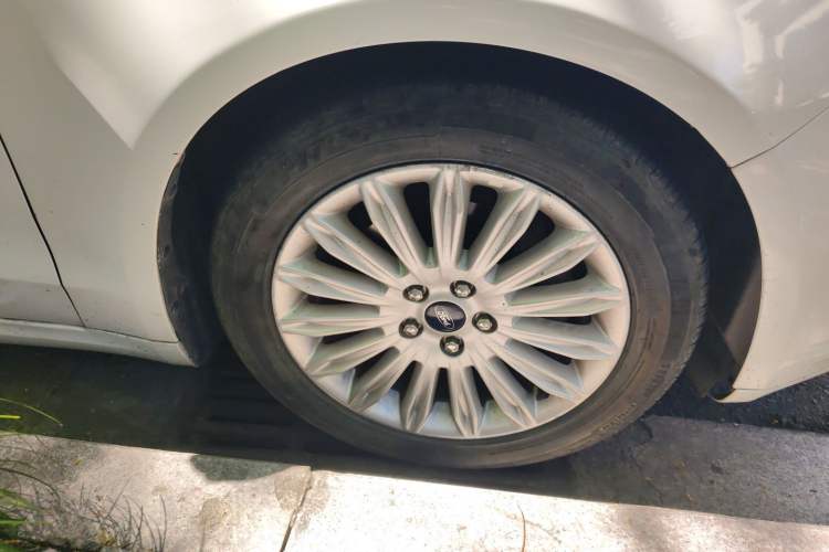 Used Ford Mondeo 2013 2.0L GTDi 200 Luxury Model Right Front Wheel Hub