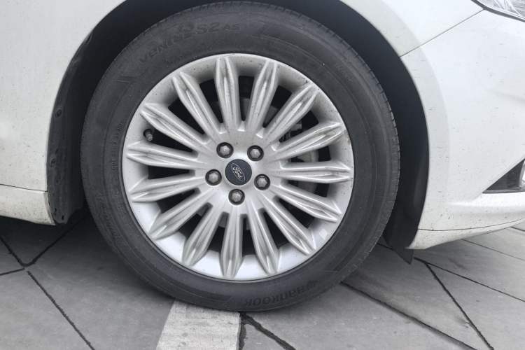 Used Ford Mondeo 2013 2.0L GTDi 200 Fashion Edition Right Front Wheel Hub