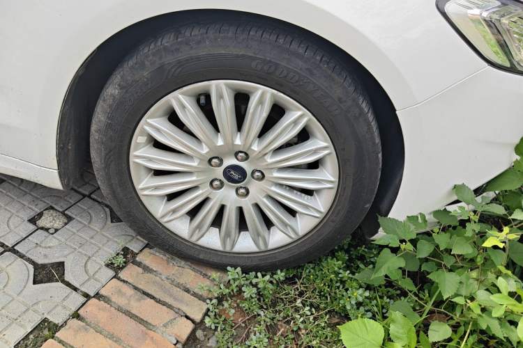 Used Ford Mondeo 2013 2.0L GTDi 200 Luxury Model Right Front Wheel Hub