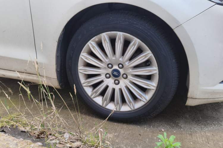 Used Ford Mondeo 2013 2.0L GTDi 200 Luxury Model Right Front Wheel Hub