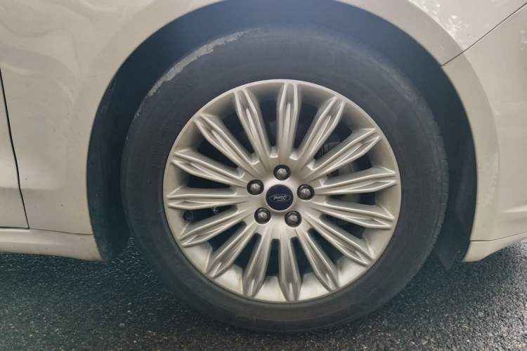 Used Ford Mondeo 2013 2.0L GTDi 200 Fashion Edition Right Front Wheel Hub