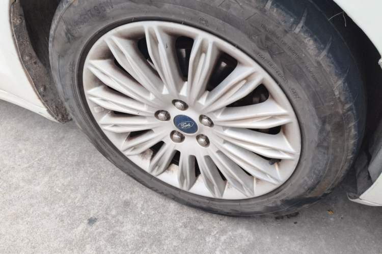 Used Ford Mondeo 2013 2.0L GTDi 200 Luxury Model Right Front Wheel Hub