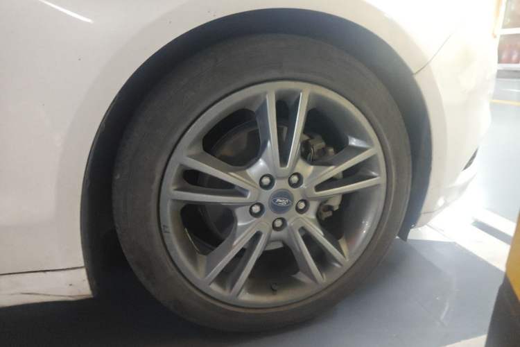 Used Ford Mondeo 2013 2.0L GTDi240 Luxury Sport Model Right Front Wheel Hub